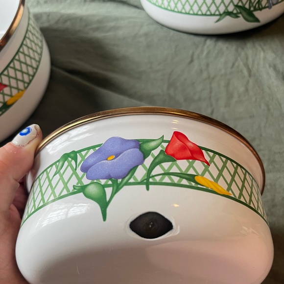 Vintage 80s Set of Regency Club Nesting Mixing Bowls White Enamelware w Flowers - Picture 6 of 7